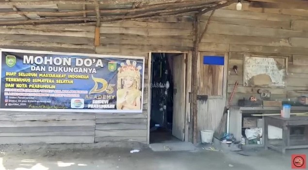 Rumah berdinding kayu dan beralas tanah ini ternyata milik jawara D'Academy 5, intip 11 potretnya