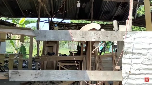 Rumah berdinding kayu dan beralas tanah ini ternyata milik jawara D'Academy 5, intip 11 potretnya