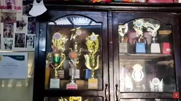 Rumah berdinding kayu dan beralas tanah ini ternyata milik jawara D'Academy 5, intip 11 potretnya