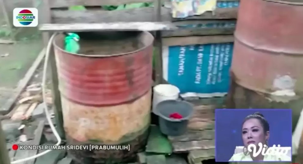 Rumah berdinding kayu dan beralas tanah ini ternyata milik jawara D'Academy 5, intip 11 potretnya