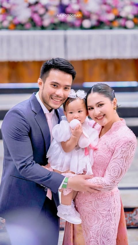 9 Potret Jessica Mila dampingi Kyarra jalani baptis bayi, tampil anggun dengan kebaya ala Batak