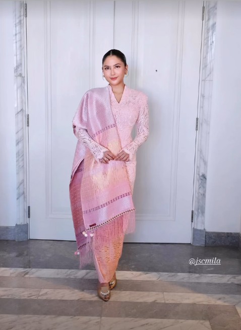 9 Potret Jessica Mila dampingi Kyarra jalani baptis bayi, tampil anggun dengan kebaya ala Batak