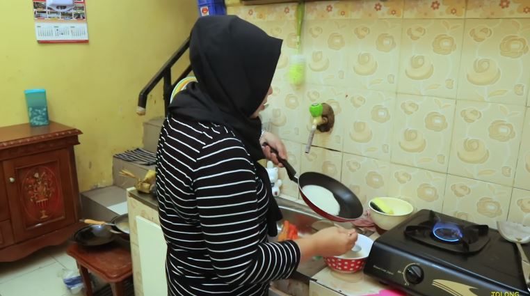 Dulunya aktor kini sukses jadi YouTuber, intip 7 cara Ucok Baba menata dapur sederhana