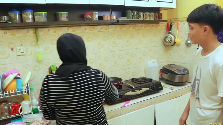 Dulunya aktor kini sukses jadi YouTuber, intip 7 cara Ucok Baba menata dapur sederhana