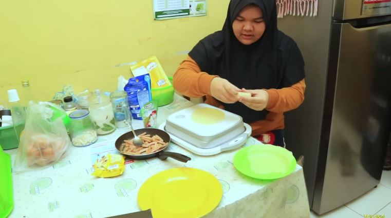 Dulunya aktor kini sukses jadi YouTuber, intip 7 cara Ucok Baba menata dapur sederhana