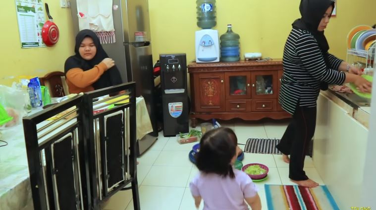 Dulunya aktor kini sukses jadi YouTuber, intip 7 cara Ucok Baba menata dapur sederhana