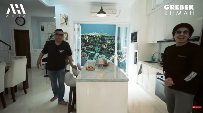 Kini punya rumah Rp 10 M meski dulu hanya sales kupon keliling, ini 7 cara Abdel menata dapur mewahnya