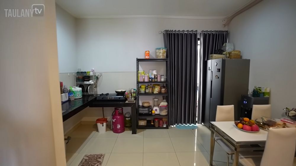 Dulu ngontrak sering kebanjiran kini punya rumah, 7 cara Dicky Difie menata dapur tanpa kitchen set
