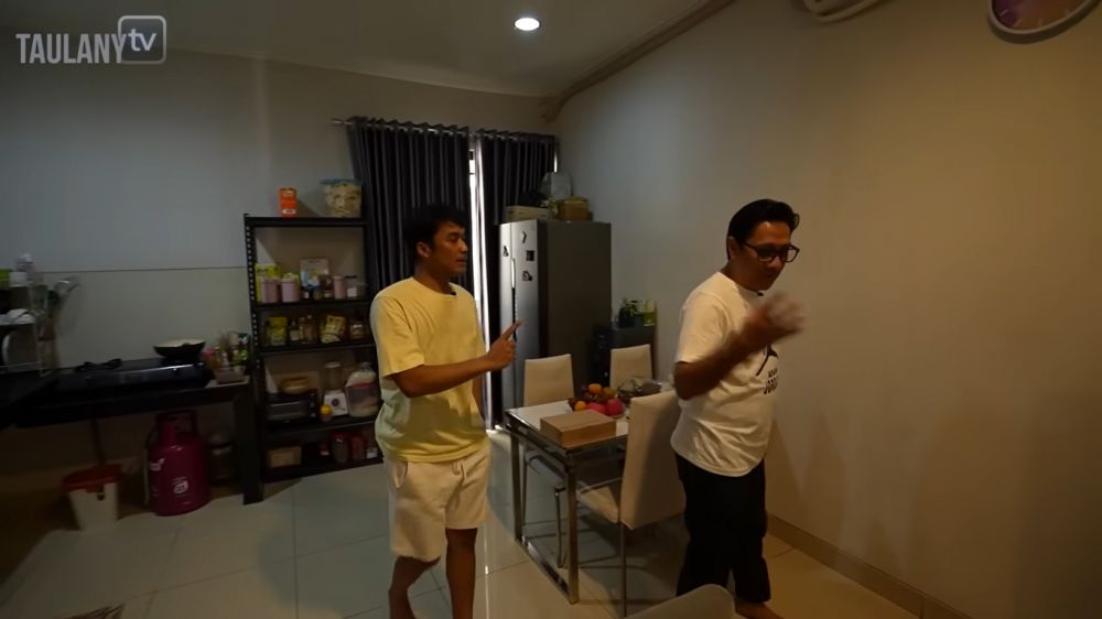 Dulu ngontrak sering kebanjiran kini punya rumah, 7 cara Dicky Difie menata dapur tanpa kitchen set