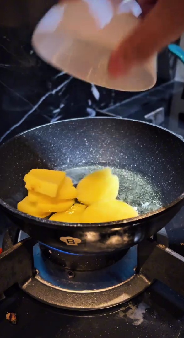 Dari vokalis band kini hobi masak, 9 potret dapur hitam Lembu vokalis Clubeighties ini didesain elegan
