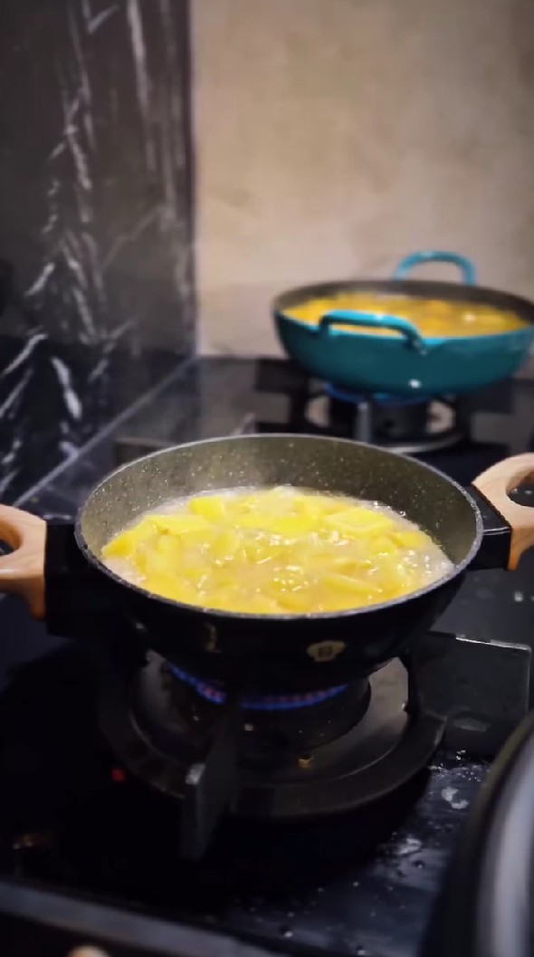 Dari vokalis band kini hobi masak, 9 potret dapur hitam Lembu vokalis Clubeighties ini didesain elegan