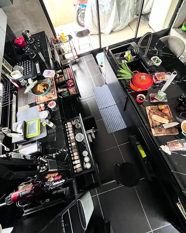 Dari vokalis band kini hobi masak, 9 potret dapur hitam Lembu vokalis Clubeighties ini didesain elegan