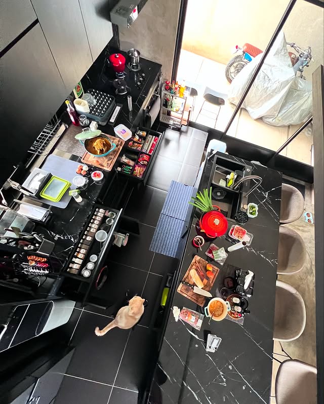 Dari vokalis band kini hobi masak, 9 potret dapur hitam Lembu vokalis Clubeighties ini didesain elegan
