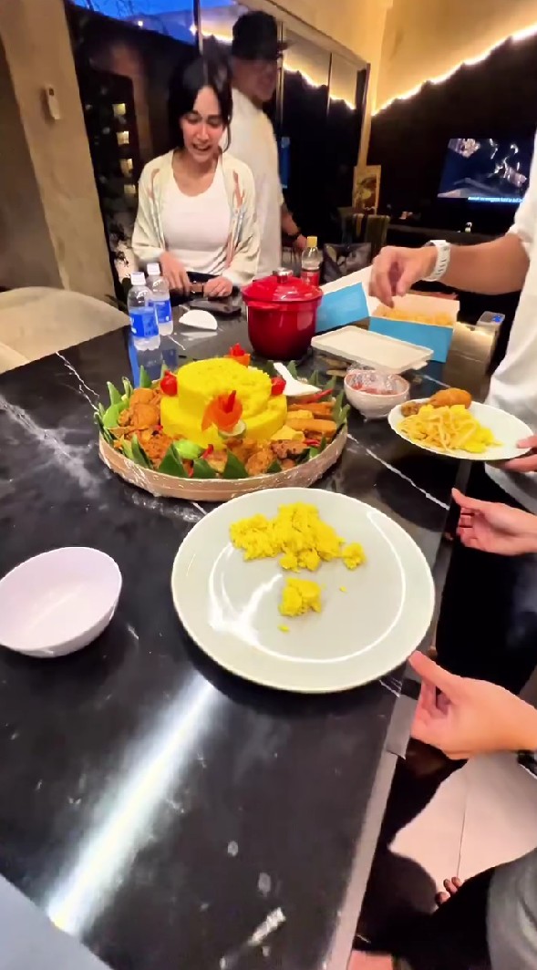 Dari vokalis band kini hobi masak, 9 potret dapur hitam Lembu vokalis Clubeighties ini didesain elegan