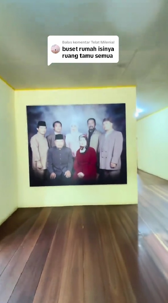 Luas ruang tamunya bisa buat main bola, 9 cara wanita asal Jambi menata rumah kayunya sedap dipandang