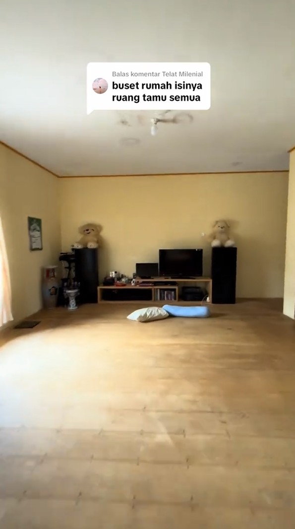 Luas ruang tamunya bisa buat main bola, 9 cara wanita asal Jambi menata rumah kayunya sedap dipandang