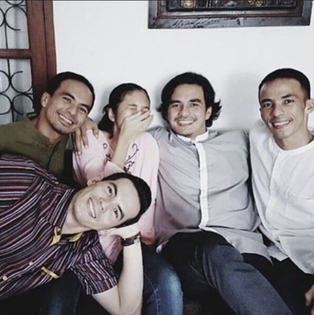 Satu keluarga eksis jadi seleb 90-an, 9 potret lawas Syach bersaudara ini parasnya idola pada masanya