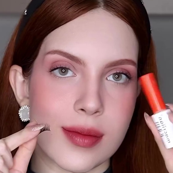 Bukan ditempel di atas bulu mata, ini cara pakai fake eyelash supaya nggak turun dan lebih menyatu