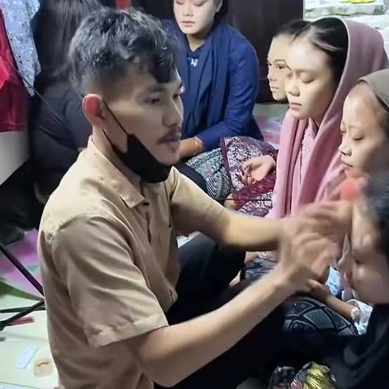 Kejar target, MUA ini rias 18 orang seorang diri, hasil makeup-nya dipuji flawless paripurna