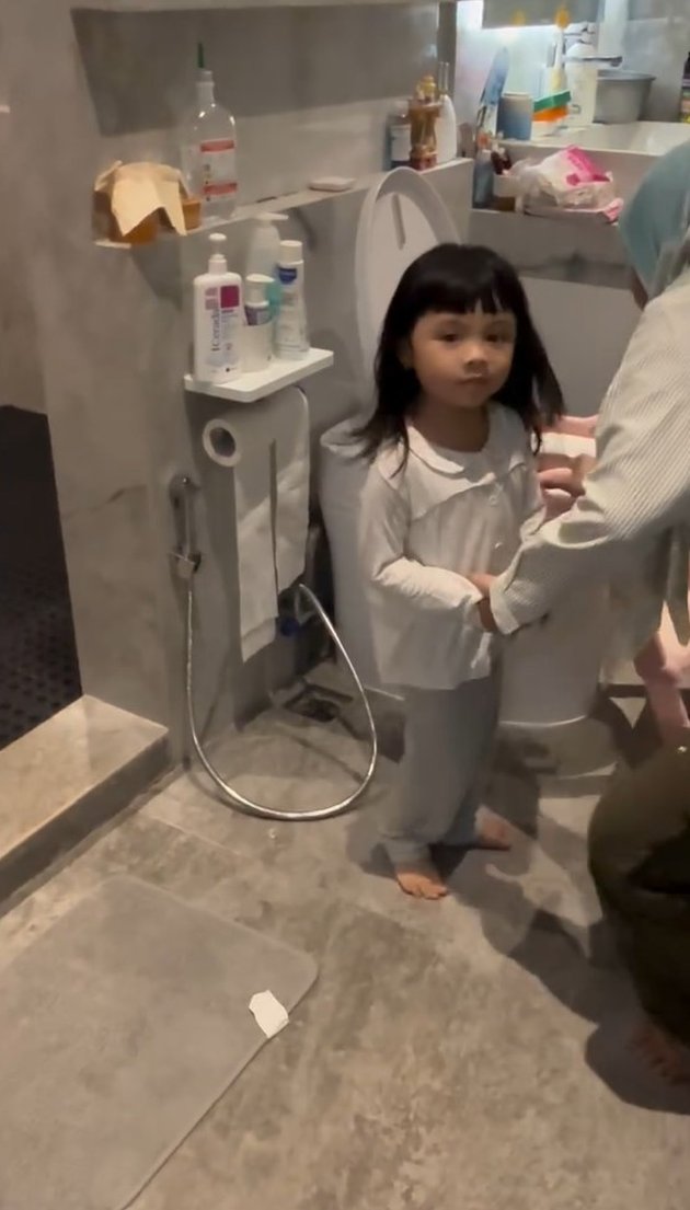 Viral momen Atta Halilintar adukan Ameena ke Dedi Mulyadi gegara emoh mandi, reaksinya bikin gemas