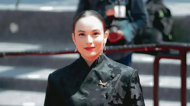 6 Potret gaya Chelsea Islan berkebaya janggan saat melenggang di red carpet Cannes, anggun dan elegan