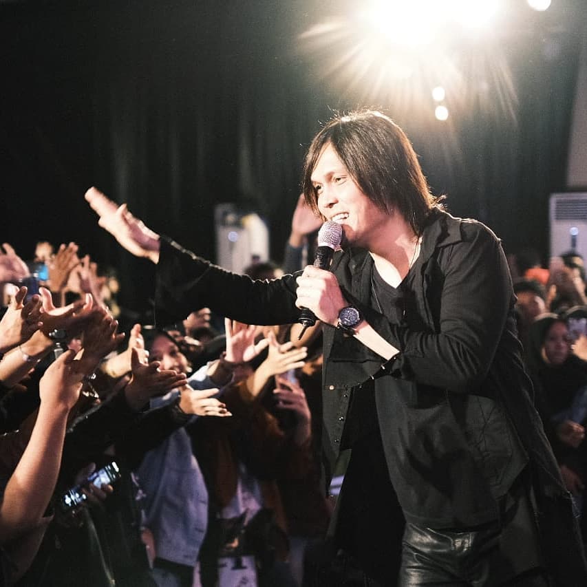 Anak kecil ini sekarang anggota DPR dulunya kerja kantoran, 11 potret terbarunya manglingi