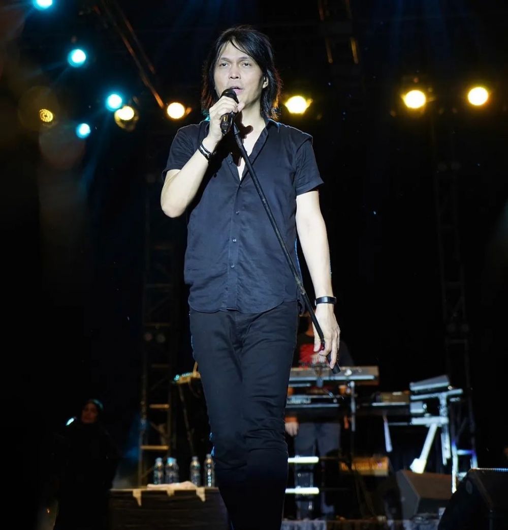 Anak kecil ini sekarang anggota DPR dulunya kerja kantoran, 11 potret terbarunya manglingi