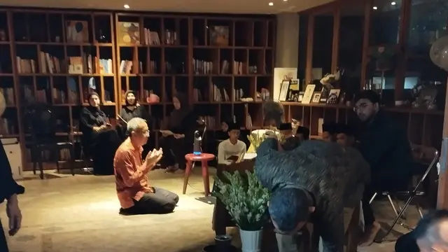 Potret ketegaran anak Najwa Shibab, Izzat Assegaf setia di samping jenazah sang ayah