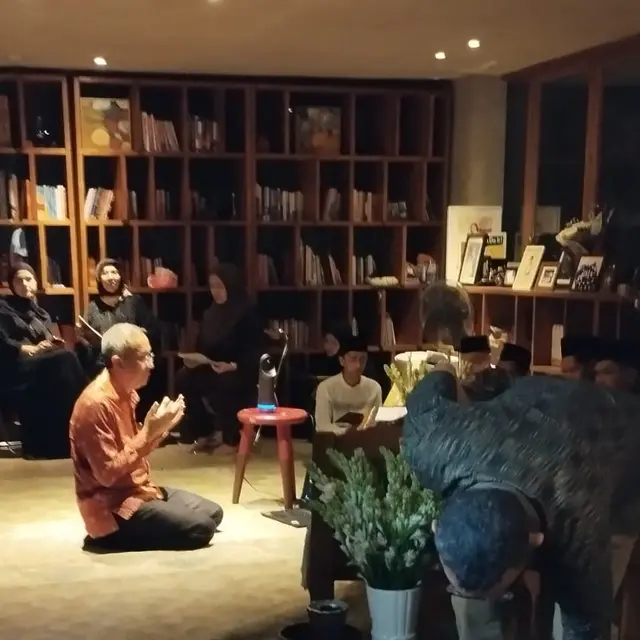 Potret ketegaran anak Najwa Shibab, Izzat Assegaf setia di samping jenazah sang ayah