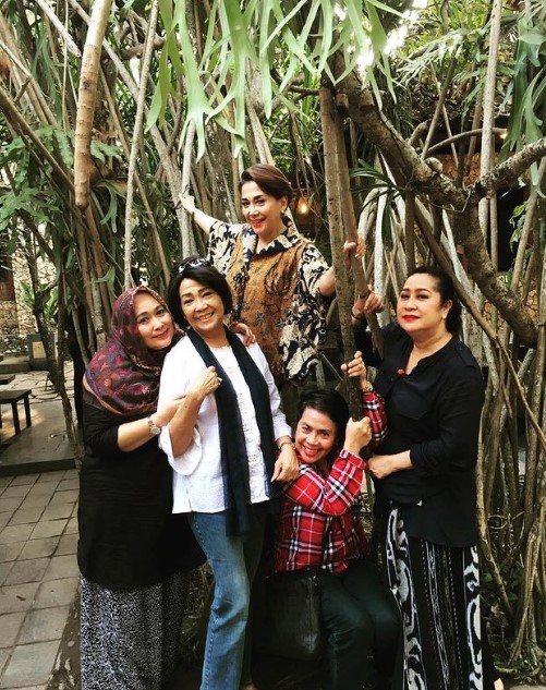Persahabatan hingga akhir hayat, ini 11 potret lawas kenangan kebersamaan Widyawati dan Rima Melati