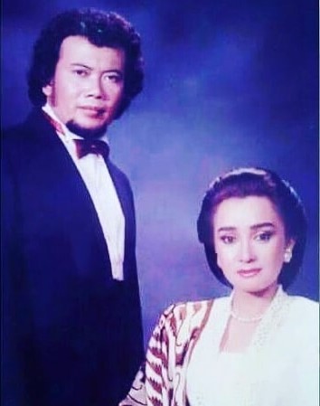 Jadi kekasih di film berakhir dinikahi Raja Dangdut, intip 11 potret lawas cantiknya istri Rhoma Irama