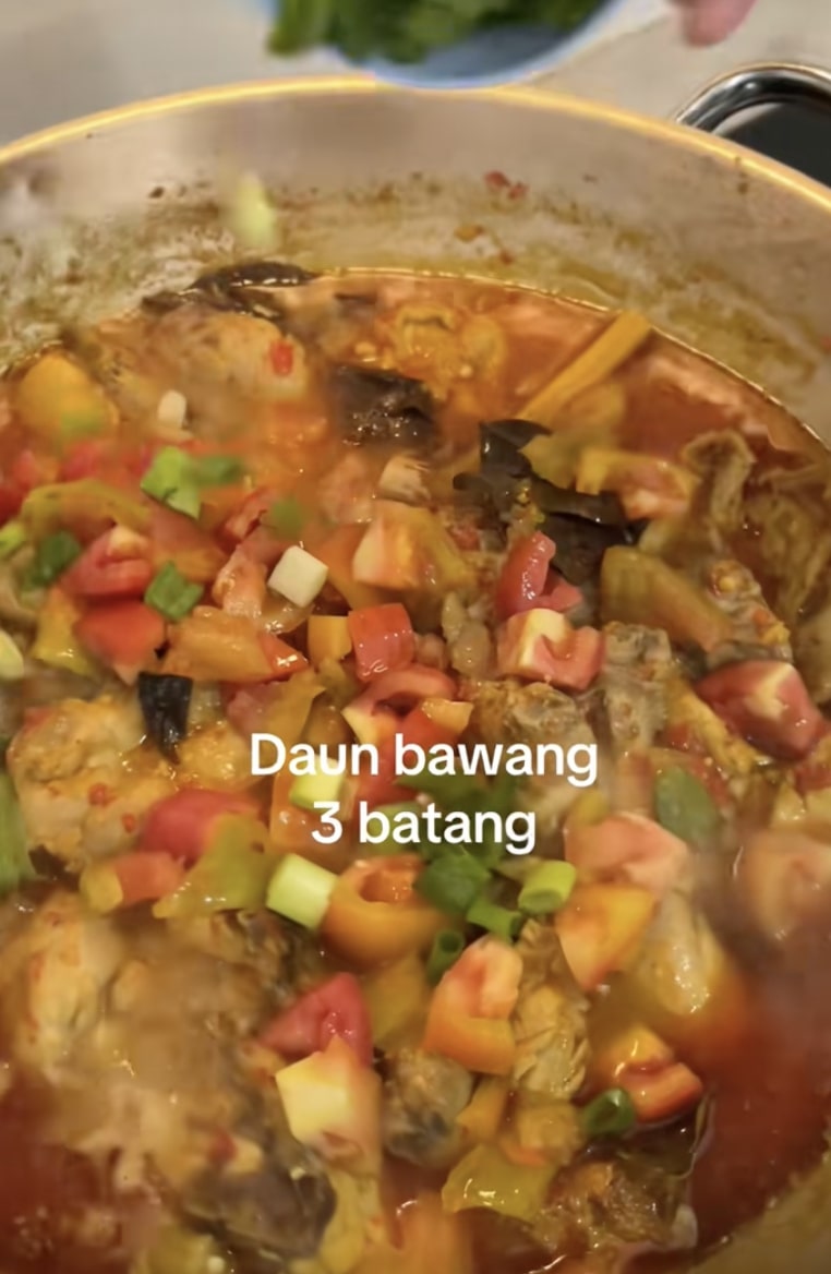 Cara masak ayam woku a la Dewi Rezer, masak sekali, nasi pun ludes gara-gara tambahan bahan spesial