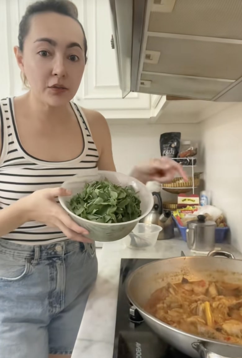 Cara masak ayam woku a la Dewi Rezer, masak sekali, nasi pun ludes gara-gara tambahan bahan spesial