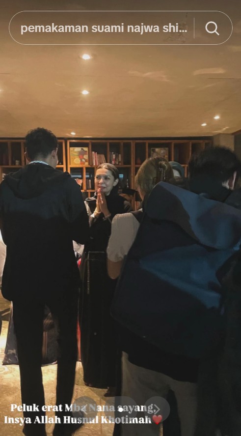 7 Potret ketegaran Najwa Shihab di tengah duka suami berpulang, penuh kesabaran salami pelayat