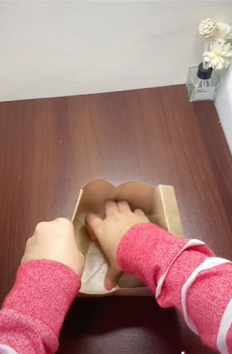 Hasilnya rapi estetik, ini 7 cara melipat kertas minyak untuk bungkus makanan