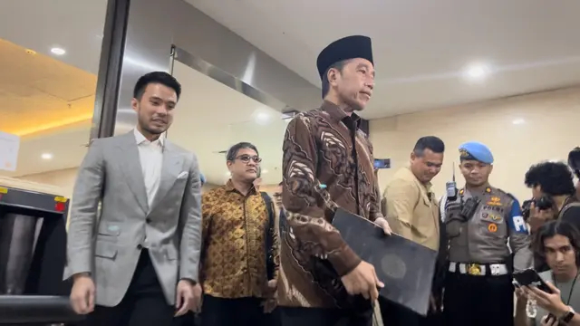 Pegang erat ijazahnya usai diperiksa polisi, Jokowi: Nanti diperlihatkan di pengadilan