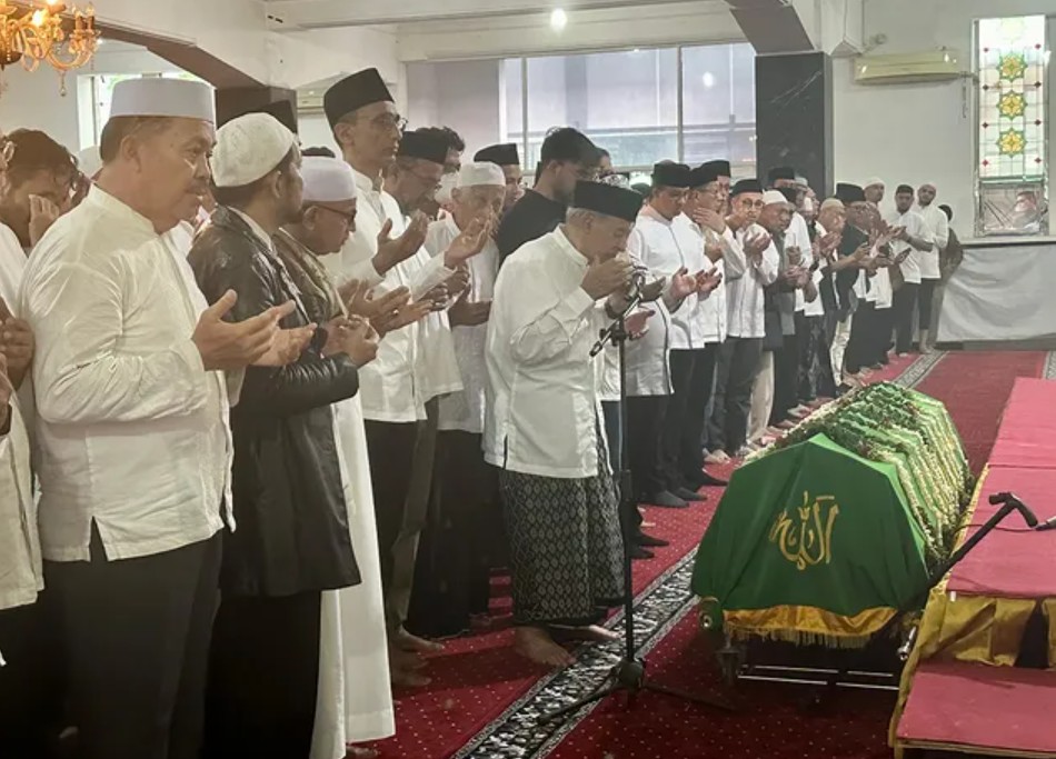 Tak diantar Najwa Shihab, 9 momen haru pemakaman Ibrahim Sjarief di tengah guyuran hujan deras