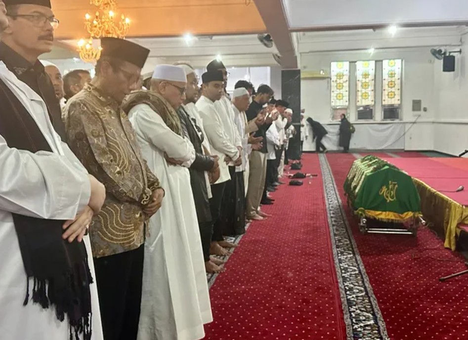 Tak diantar Najwa Shihab, 9 momen haru pemakaman Ibrahim Sjarief di tengah guyuran hujan deras