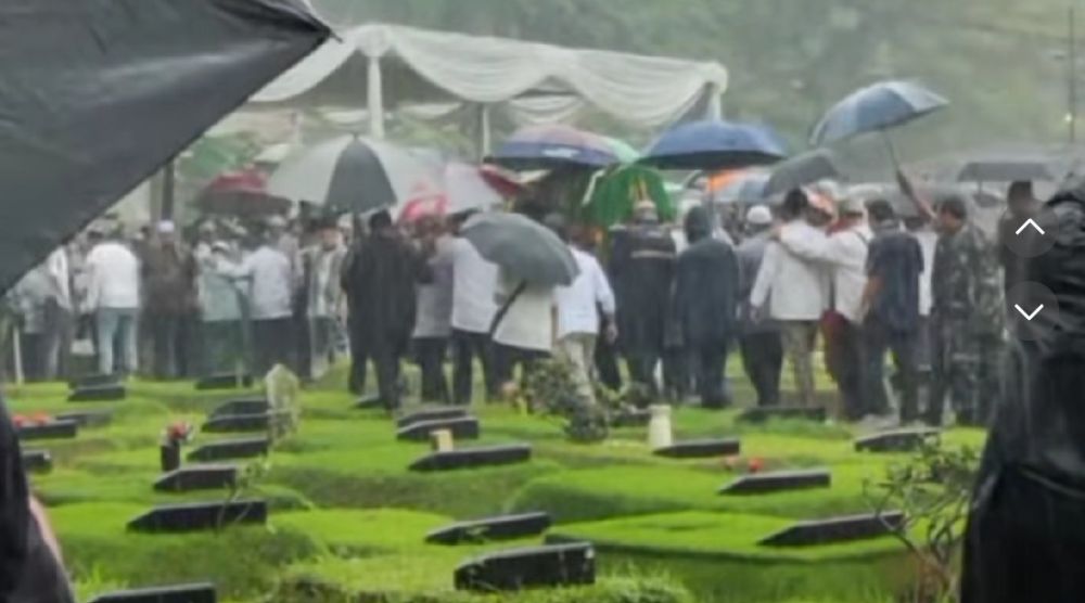 Tak diantar Najwa Shihab, 9 momen haru pemakaman Ibrahim Sjarief di tengah guyuran hujan deras