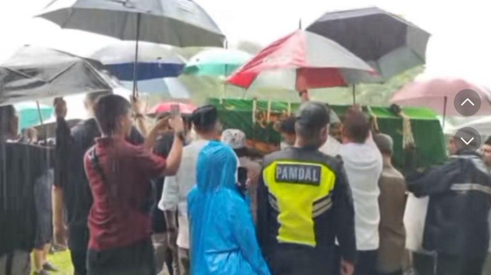 Tak diantar Najwa Shihab, 9 momen haru pemakaman Ibrahim Sjarief di tengah guyuran hujan deras