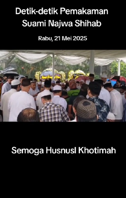 Tak diantar Najwa Shihab, 9 momen haru pemakaman Ibrahim Sjarief di tengah guyuran hujan deras