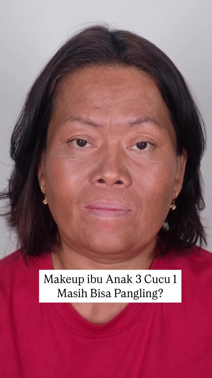 Cuma bermodal cushion, MUA ini sukses ubah tampilan ibu 3 anak jadi tampak muda pakai soft nude makeup