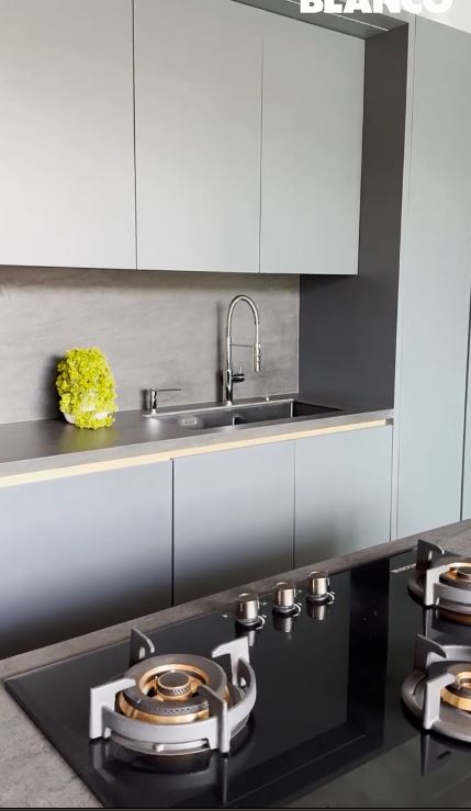 Dari penjaga konter kini rumahnya Rp25 m, 7 cara Atta Halilintar menata dapur hitam jadi artistik