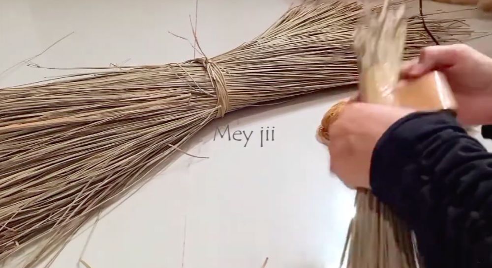 Trik bikin sapu pembersih dapur tanpa mengandalkan sapu lidi