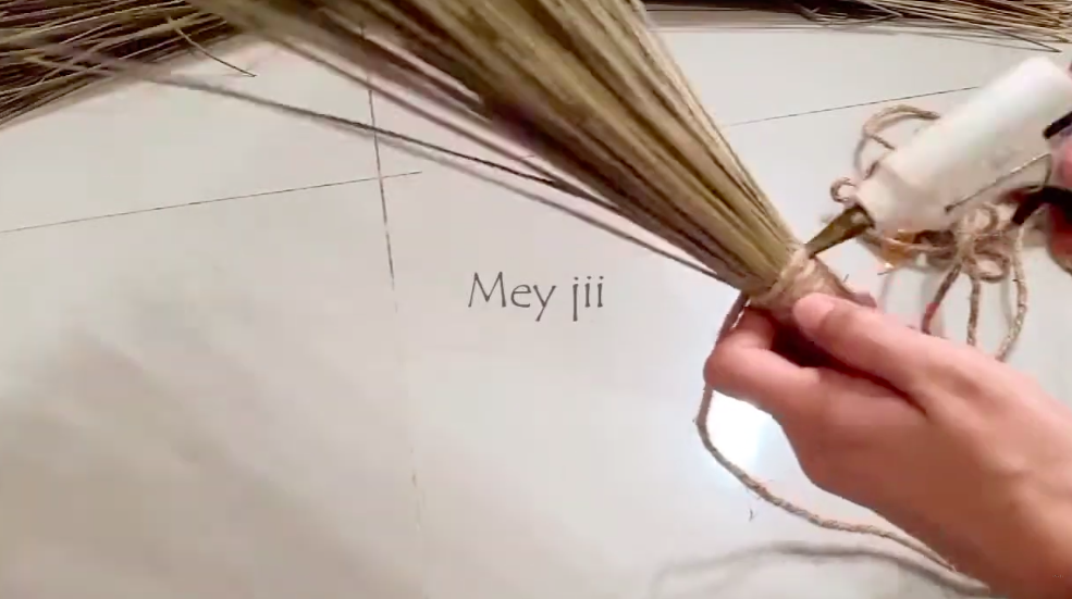 Trik bikin sapu pembersih dapur tanpa mengandalkan sapu lidi