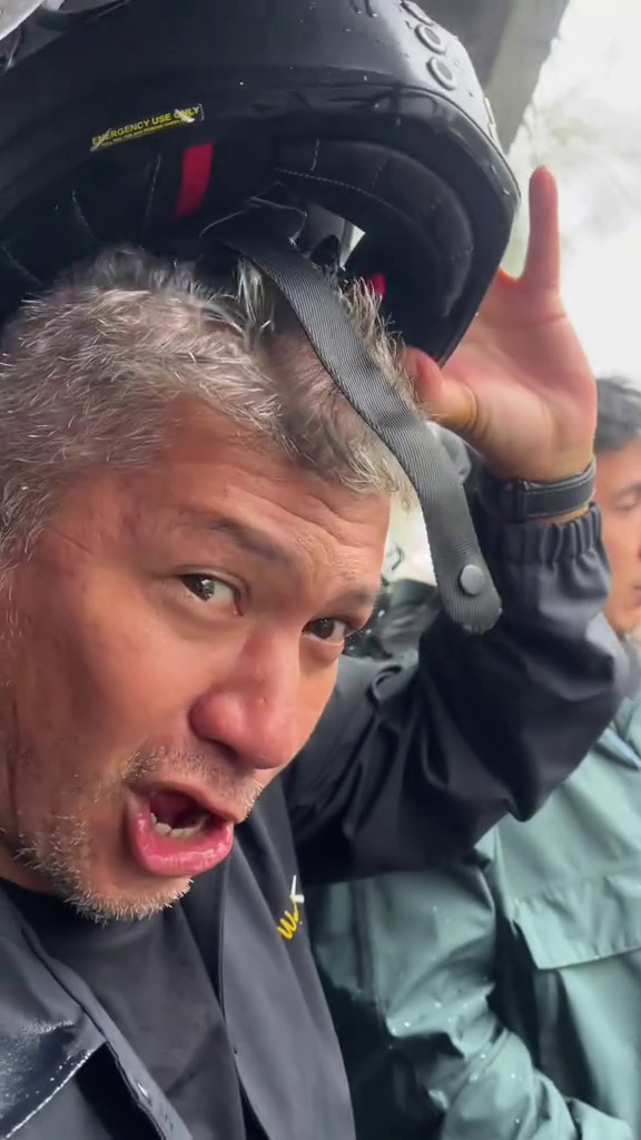 9 Momen The Dudas Minus One neduh bareng warga saat kehujaan di Bromo, gayanya kayak bapak-bapak biasa