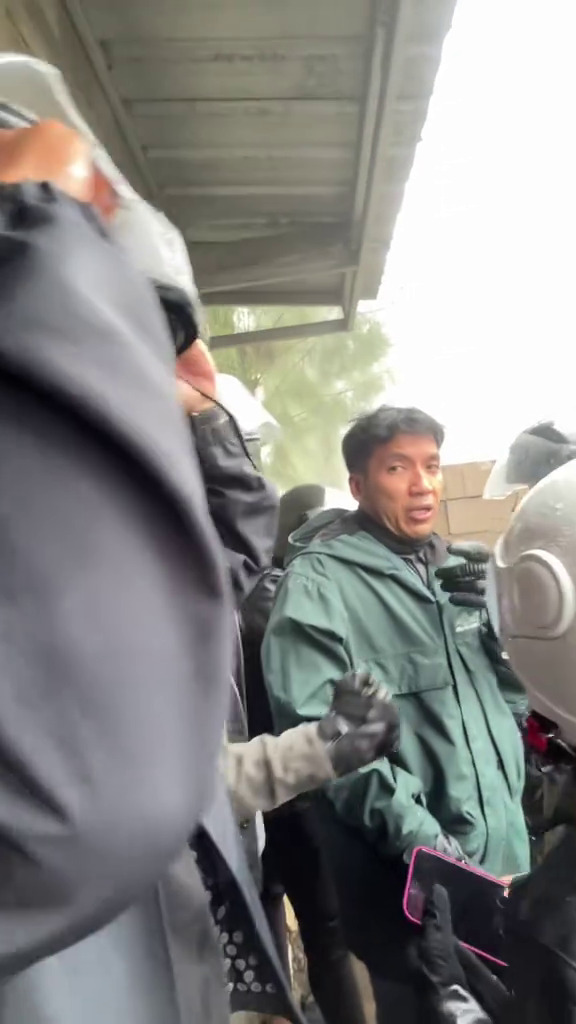 9 Momen The Dudas Minus One neduh bareng warga saat kehujaan di Bromo, gayanya kayak bapak-bapak biasa