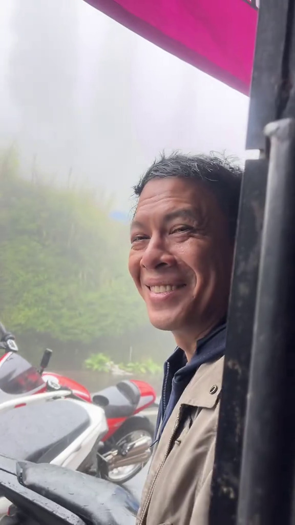 9 Momen The Dudas Minus One neduh bareng warga saat kehujaan di Bromo, gayanya kayak bapak-bapak biasa