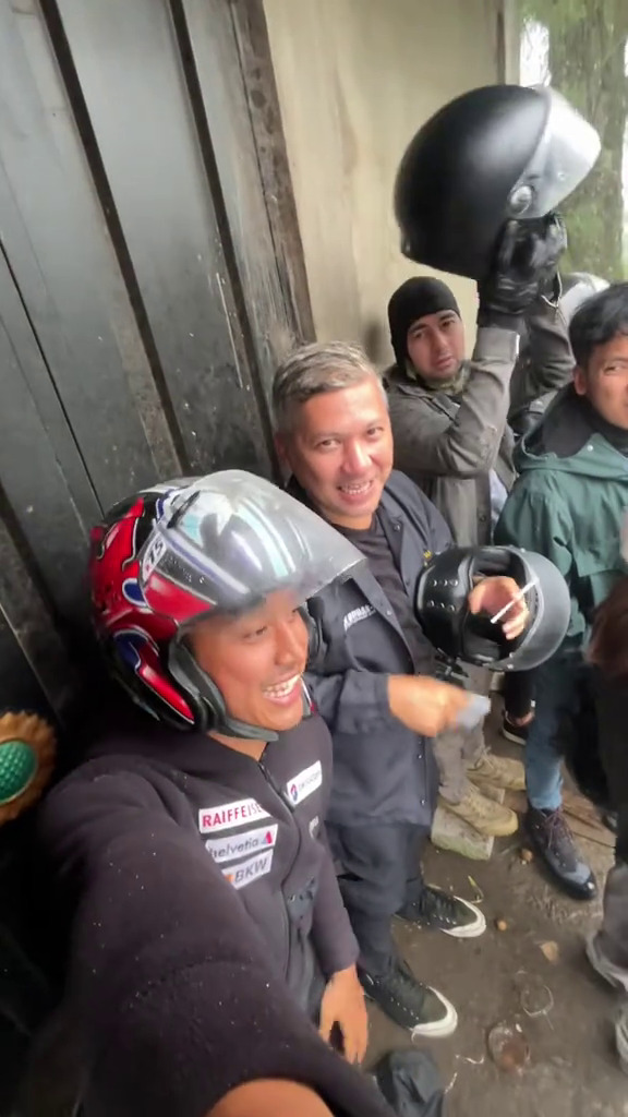 9 Momen The Dudas Minus One neduh bareng warga saat kehujaan di Bromo, gayanya kayak bapak-bapak biasa