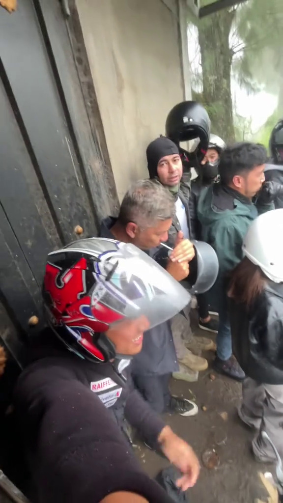 9 Momen The Dudas Minus One neduh bareng warga saat kehujaan di Bromo, gayanya kayak bapak-bapak biasa